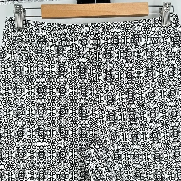 Chico's Black and White Geometric Bermuda Shorts NWT Pockets Women’s Size 0/US 4 - Picture 3 of 16